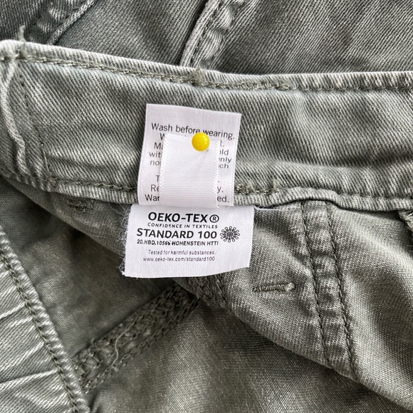 Juniors' SO® Low-Rise Distressed Wide Leg 6 Pocket Cargo Pants in Olive Forest - Picture 5 of 9